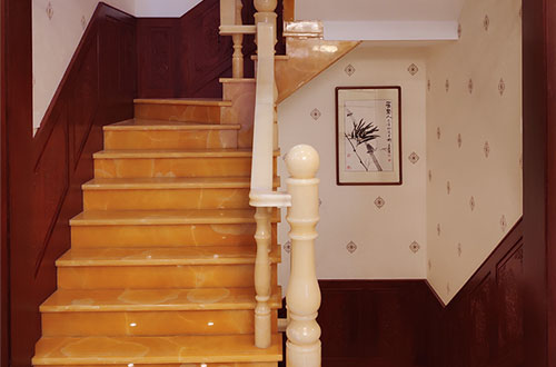 龙华中式别墅室内汉白玉石楼梯的定制安装装饰效果