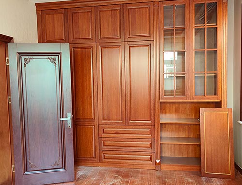 龙华中式家庭装修里定制的实木衣柜效果图